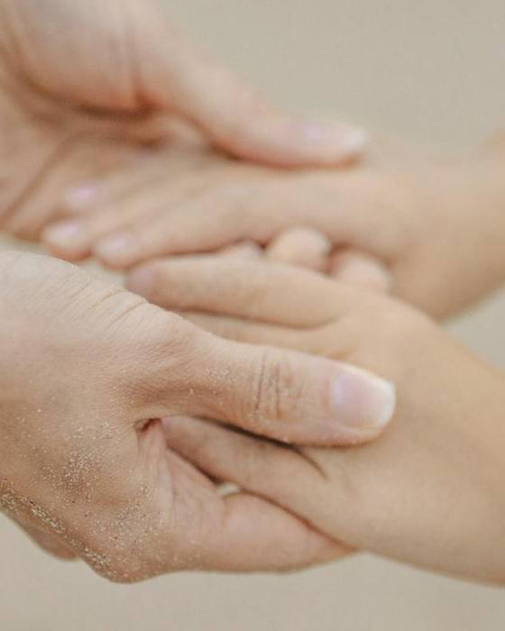 Mains jointes, un geste d'apaisement