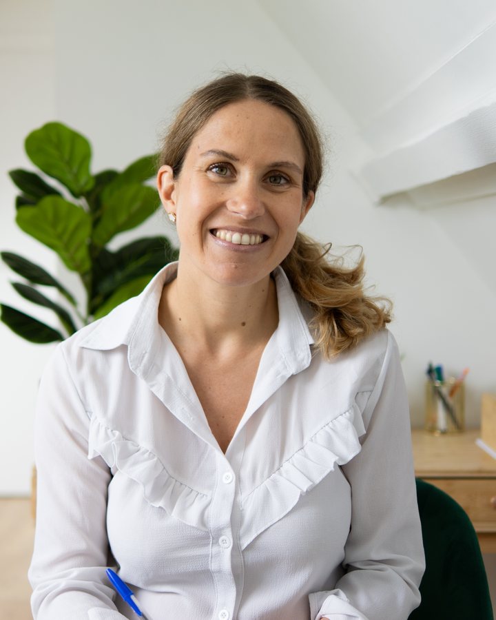 Raphaëlle Loreille, souriante, assise à son bureau